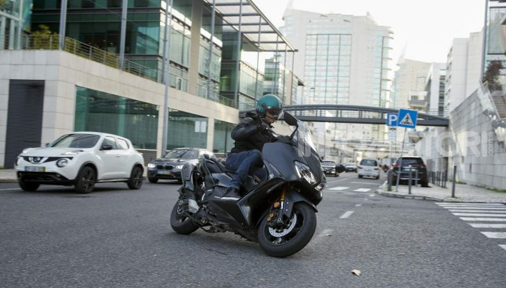 Video prova in anteprima Yamaha TMAX 560 2020, è maggiorenne ma continua a crescere - Foto 54 di 83