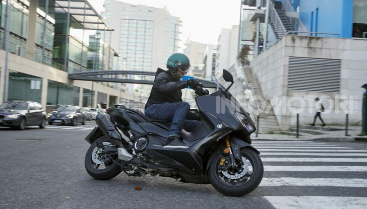 Video prova in anteprima Yamaha TMAX 560 2020, è maggiorenne ma continua a crescere - Foto 57 di 83