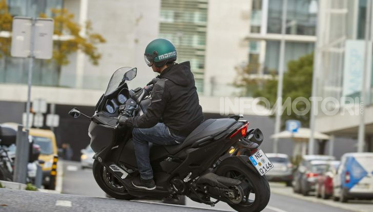Video prova in anteprima Yamaha TMAX 560 2020, è maggiorenne ma continua a crescere - Foto 62 di 83