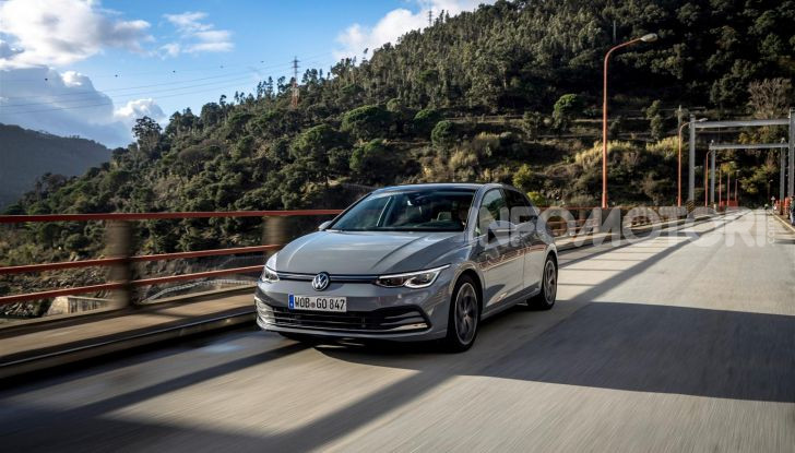 Nuova Volkswagen Golf 8: prova su strada, motori e prezzi - Foto 2 di 22