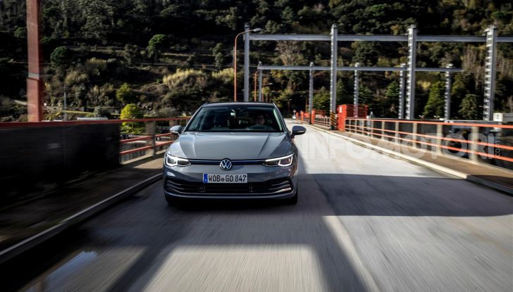 Nuova Volkswagen Golf 8: prova su strada, motori e prezzi - Foto 4 di 22