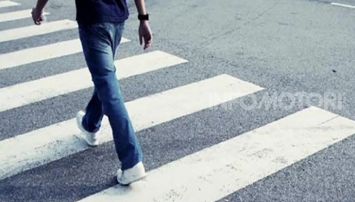 Pedone strisce pedonali