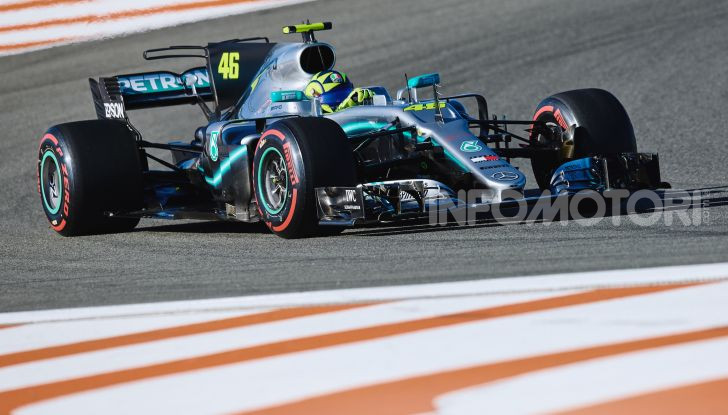 Hamilton e Rossi si scambiano i ruoli a Valencia: il Dottore in F1, Lewis con la MotoGP - Foto 10 di 22