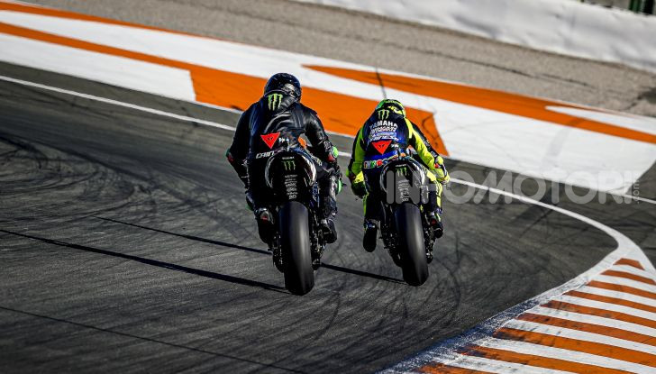 Hamilton e Rossi si scambiano i ruoli a Valencia: il Dottore in F1, Lewis con la MotoGP - Foto 12 di 22