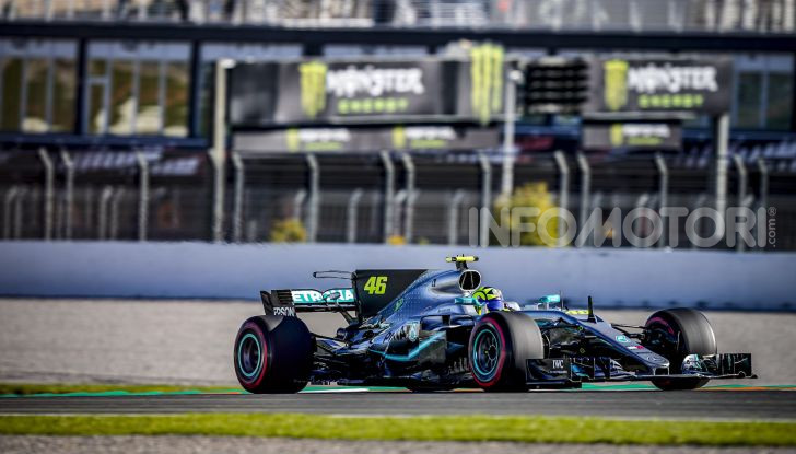 Hamilton e Rossi si scambiano i ruoli a Valencia: il Dottore in F1, Lewis con la MotoGP - Foto 13 di 22