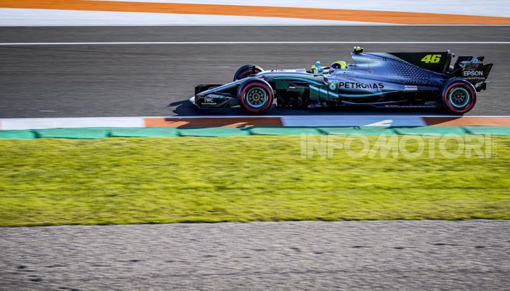 Hamilton e Rossi si scambiano i ruoli a Valencia: il Dottore in F1, Lewis con la MotoGP - Foto 14 di 22