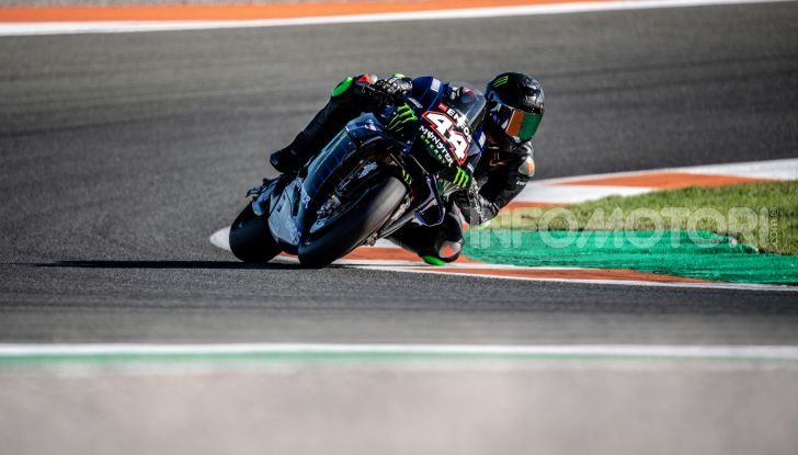 Hamilton e Rossi si scambiano i ruoli a Valencia: il Dottore in F1, Lewis con la MotoGP - Foto 16 di 22