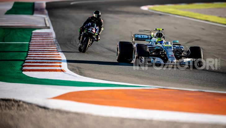 Hamilton e Rossi si scambiano i ruoli a Valencia: il Dottore in F1, Lewis con la MotoGP - Foto 17 di 22
