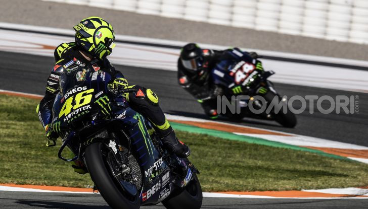 Hamilton e Rossi si scambiano i ruoli a Valencia: il Dottore in F1, Lewis con la MotoGP - Foto 18 di 22