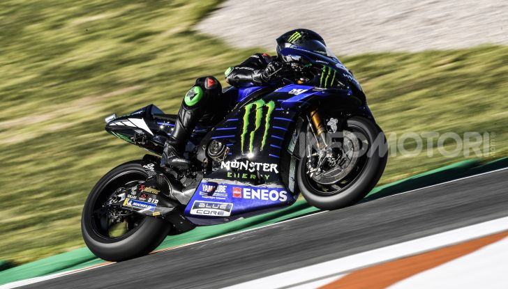 Hamilton e Rossi si scambiano i ruoli a Valencia: il Dottore in F1, Lewis con la MotoGP - Foto 19 di 22
