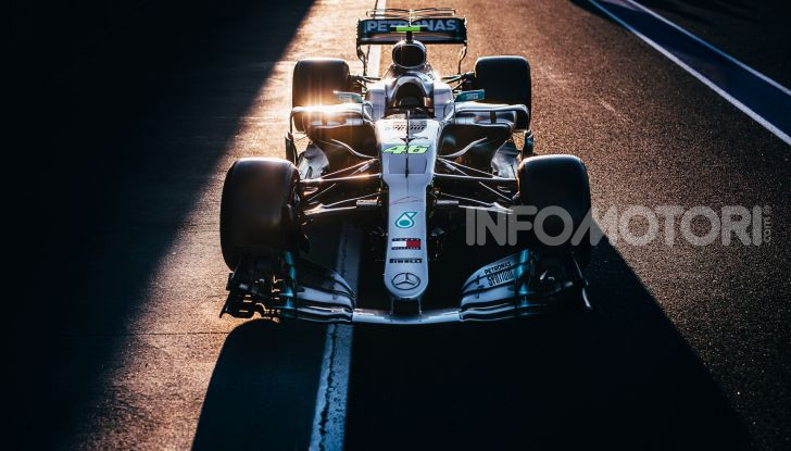 Hamilton e Rossi si scambiano i ruoli a Valencia: il Dottore in F1, Lewis con la MotoGP - Foto 2 di 22