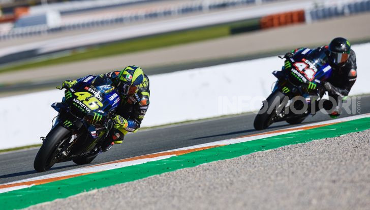 Hamilton e Rossi si scambiano i ruoli a Valencia: il Dottore in F1, Lewis con la MotoGP - Foto 20 di 22