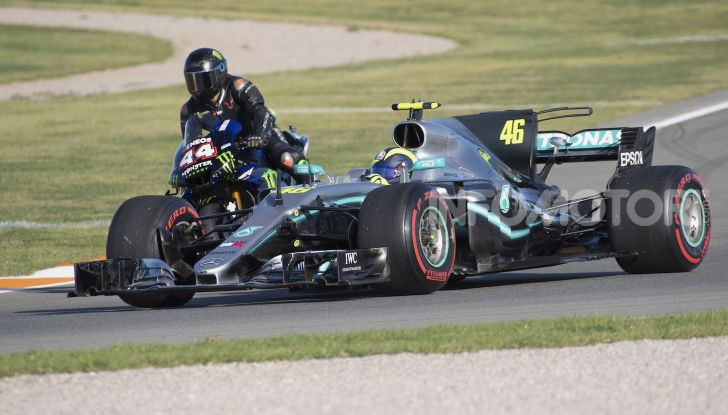 Hamilton e Rossi si scambiano i ruoli a Valencia: il Dottore in F1, Lewis con la MotoGP - Foto 21 di 22