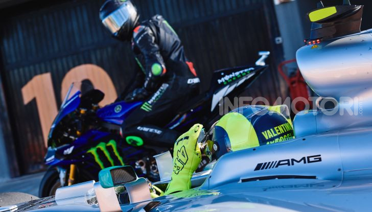 Hamilton e Rossi si scambiano i ruoli a Valencia: il Dottore in F1, Lewis con la MotoGP - Foto 3 di 22