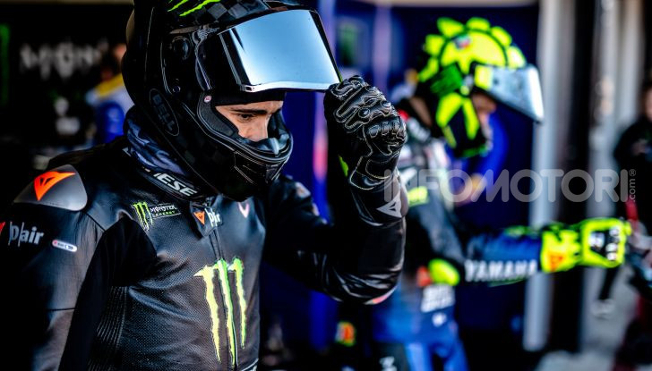 Hamilton e Rossi si scambiano i ruoli a Valencia: il Dottore in F1, Lewis con la MotoGP - Foto 4 di 22