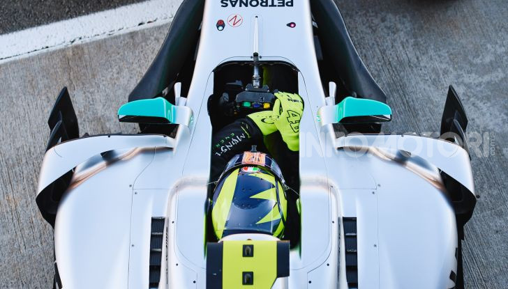 Hamilton e Rossi si scambiano i ruoli a Valencia: il Dottore in F1, Lewis con la MotoGP - Foto 5 di 22