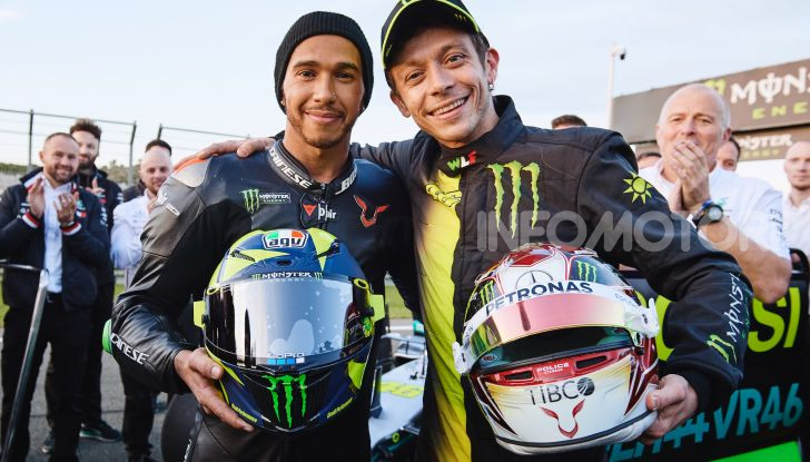 Hamilton e Rossi si scambiano i ruoli a Valencia: il Dottore in F1, Lewis con la MotoGP - Foto 6 di 22