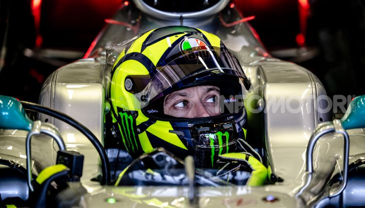 Hamilton e Rossi si scambiano i ruoli a Valencia: il Dottore in F1, Lewis con la MotoGP - Foto 7 di 22