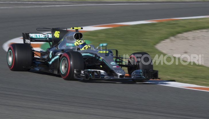 Hamilton e Rossi si scambiano i ruoli a Valencia: il Dottore in F1, Lewis con la MotoGP - Foto 9 di 22