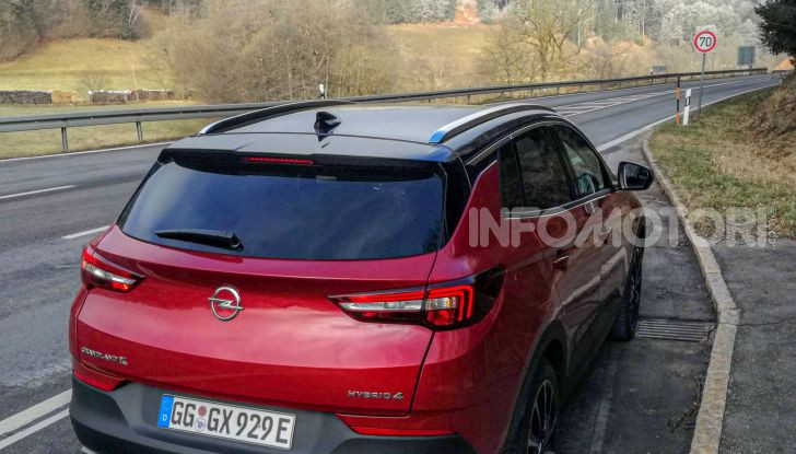 Prova Opel Grandland X Hybrid4, il SUV ecologico per andare ovunque - Foto 9 di 15