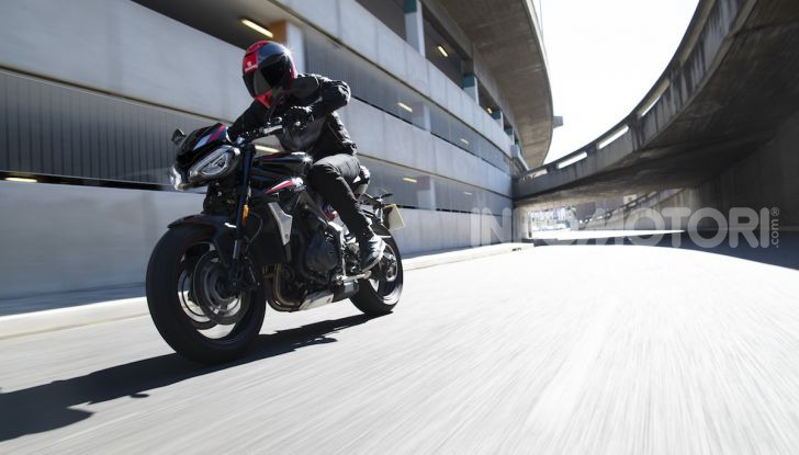 Triumph Street Triple R 2020: aggressiva nelle prestazioni e nel prezzo - Foto 11 di 15