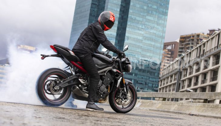 Triumph Street Triple R 2020: aggressiva nelle prestazioni e nel prezzo - Foto 12 di 15