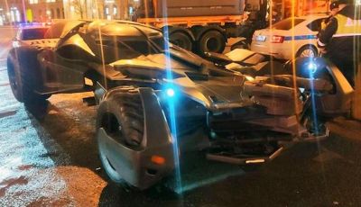 Una Batmobile nei parcheggi della polizia di Mosca