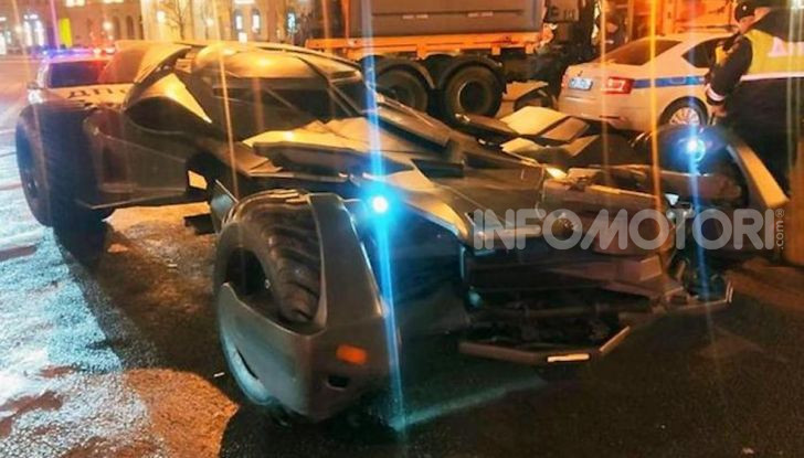 Una Batmobile nei parcheggi della polizia di Mosca - Foto 1 di 5