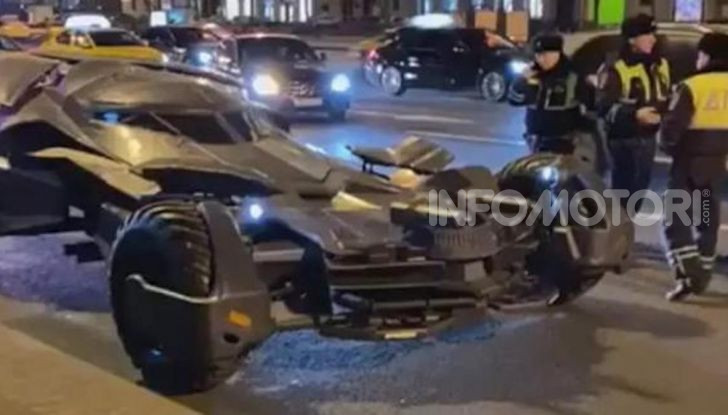 Una Batmobile nei parcheggi della polizia di Mosca - Foto 3 di 5