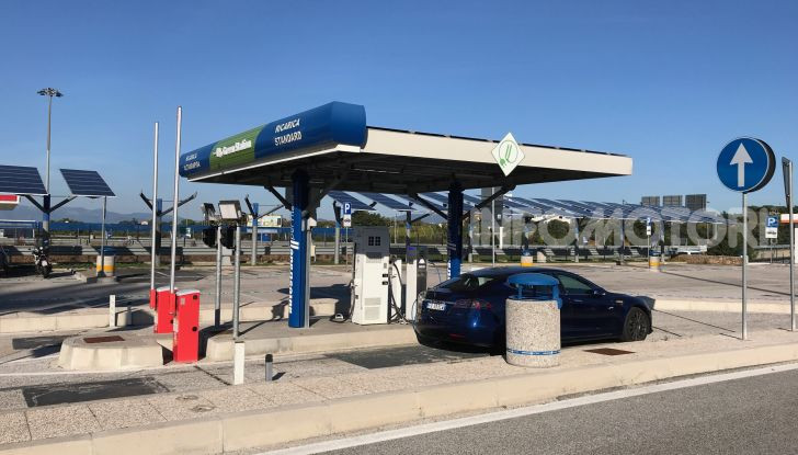 Temperature roventi: in California le ricariche delle auto elettriche vengono limitate - Foto 5 di 11