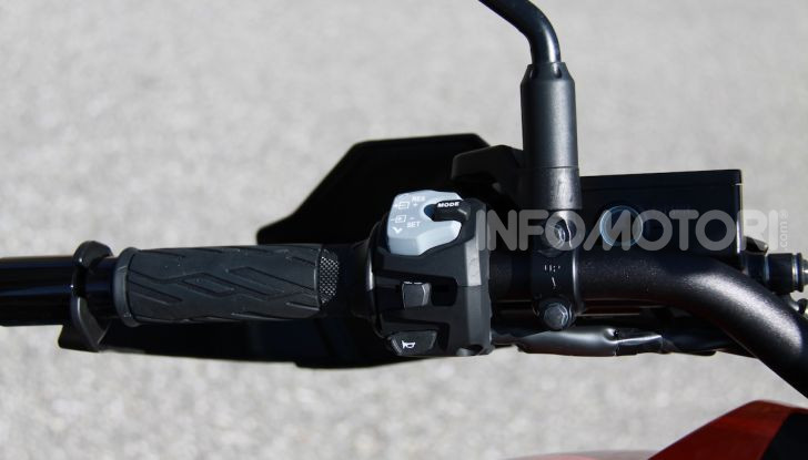 Test Ride Suzuki V-Strom 1050XT: la crossover che ama l’asfalto e non disdegna l’off-road - Foto 15 di 42