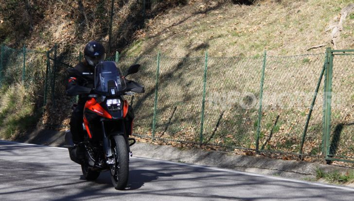 Test Ride Suzuki V-Strom 1050XT: la crossover che ama l’asfalto e non disdegna l’off-road - Foto 18 di 42