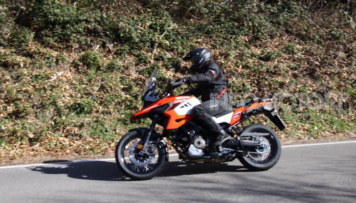 Test Ride Suzuki V-Strom 1050XT: la crossover che ama l’asfalto e non disdegna l’off-road - Foto 19 di 42