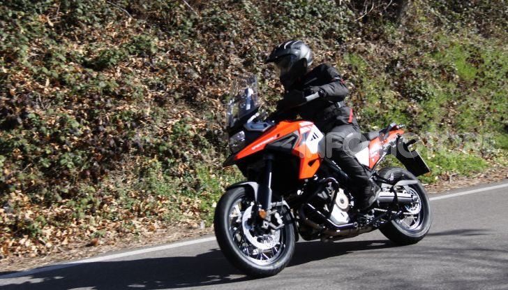 Test Ride Suzuki V-Strom 1050XT: la crossover che ama l’asfalto e non disdegna l’off-road - Foto 22 di 42