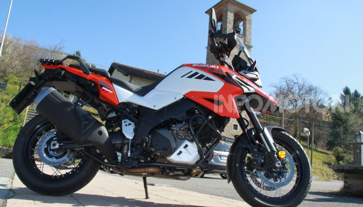Test Ride Suzuki V-Strom 1050XT: la crossover che ama l’asfalto e non disdegna l’off-road - Foto 25 di 42
