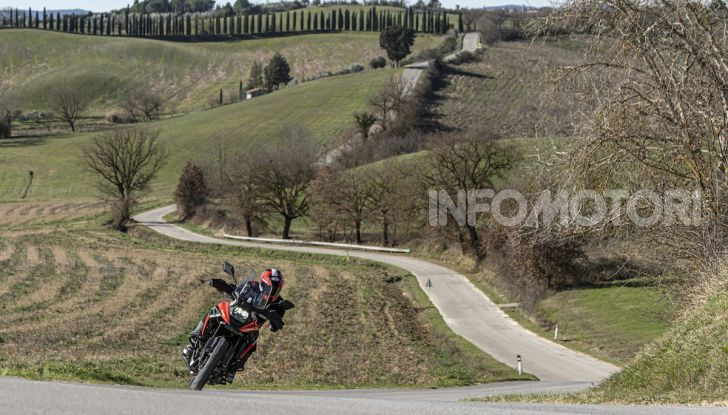 Test Ride Suzuki V-Strom 1050XT: la crossover che ama l’asfalto e non disdegna l’off-road - Foto 26 di 42