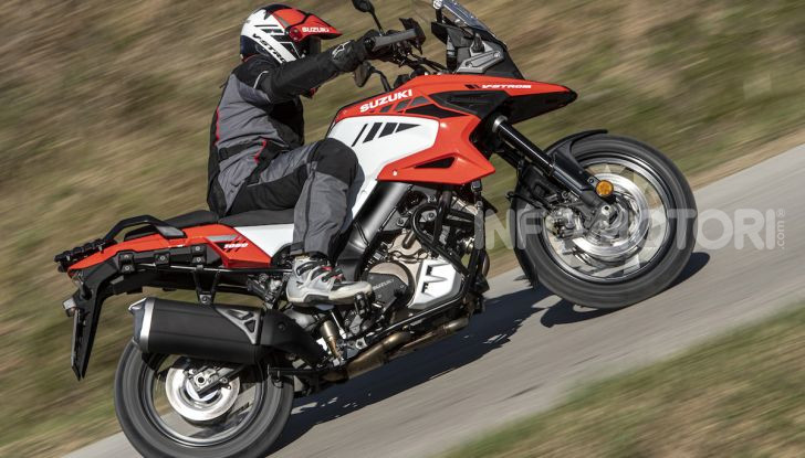Test Ride Suzuki V-Strom 1050XT: la crossover che ama l’asfalto e non disdegna l’off-road - Foto 27 di 42