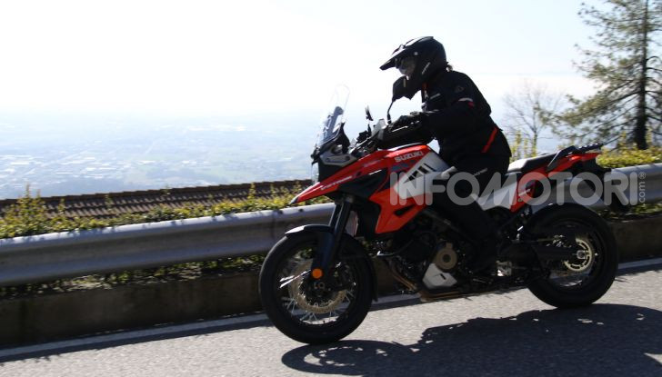 Test Ride Suzuki V-Strom 1050XT: la crossover che ama l’asfalto e non disdegna l’off-road - Foto 3 di 42
