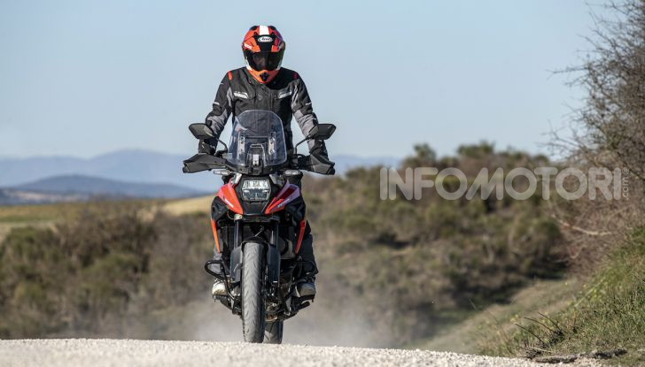 Test Ride Suzuki V-Strom 1050XT: la crossover che ama l’asfalto e non disdegna l’off-road - Foto 31 di 42