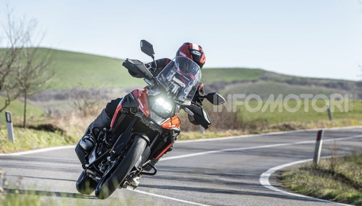 Test Ride Suzuki V-Strom 1050XT: la crossover che ama l’asfalto e non disdegna l’off-road - Foto 33 di 42