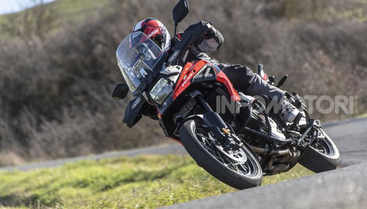 Test Ride Suzuki V-Strom 1050XT: la crossover che ama l’asfalto e non disdegna l’off-road - Foto 34 di 42