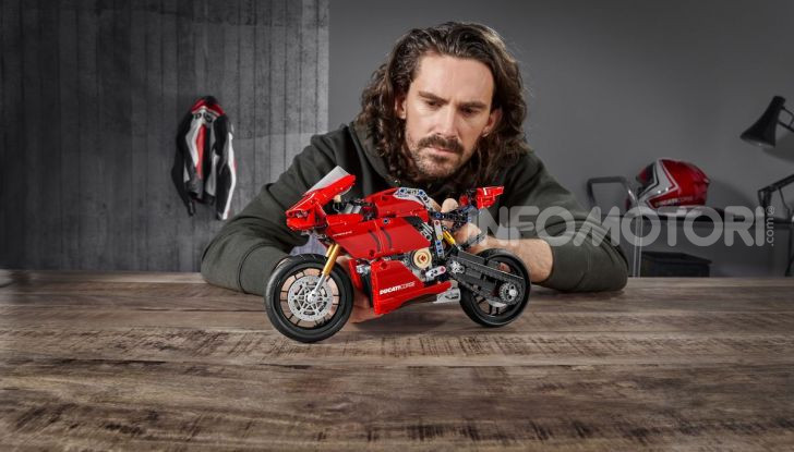 Ducati Panigale V4 R by LEGO Technic: 646 mattoncini di passione - Foto 2 di 9