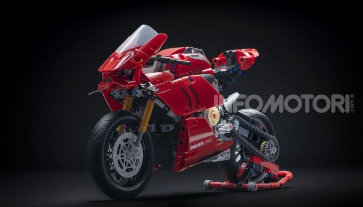 Ducati Panigale V4 R by LEGO Technic: 646 mattoncini di passione - Foto 5 di 9