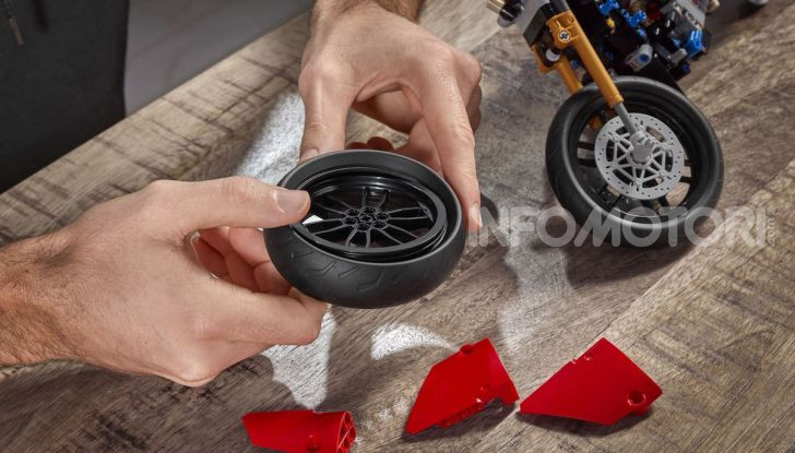Ducati Panigale V4 R by LEGO Technic: 646 mattoncini di passione - Foto 6 di 9