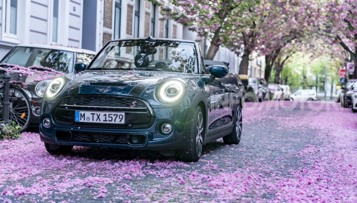 Mini Cooper Cabrio Sidewalk