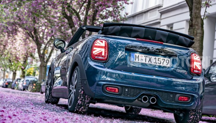 Mini Cooper Cabrio Sidewalk