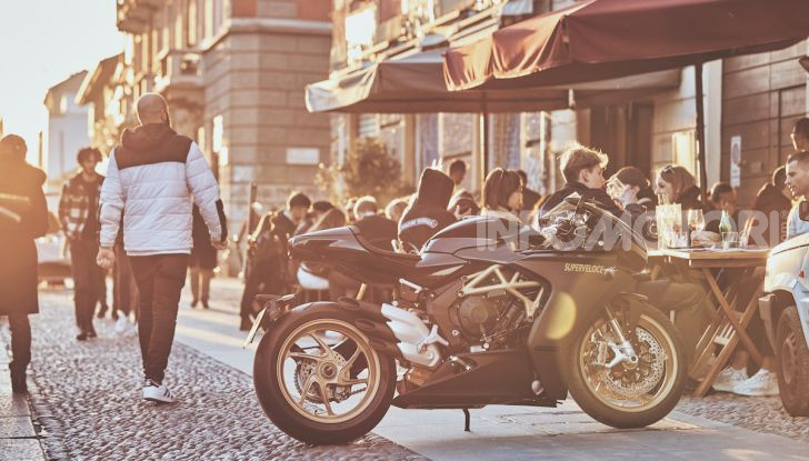 MV Agusta Superveloce 800: due nuove livree per la superbike neo-retro - Foto 4 di 6