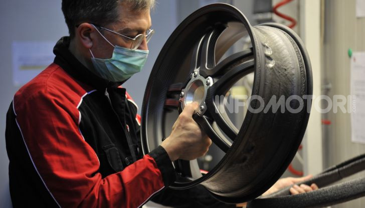 Ducati avvia la produzione della Superleggera V4 - Foto 2 di 8