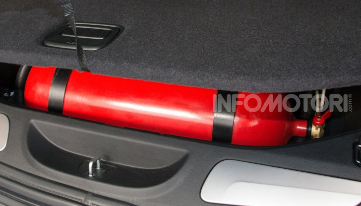 Guida green: 5 consigli per mettersi al volante di un’auto elettrica Clicca qui per scaricare le immagini relative Milano, 20 luglio 2020 - Grazie al via libera all’estensione degli incentivi per le auto elettriche, che passa da 6 mila a 10 mila euro fino al 31 dicembre, la guida green vede un forte rilancio. Il trend delle vendite di auto elettriche è decisamente in aumento: attualmente nel mondo ci sono più di 7 milioni di veicoli elettrici per passeggeri o merci (erano 1,5 nel 2016), di cui più di 3 milioni in Cina, e quasi 2 milioni in Europa dove svetta il primato della Norvegia. Una volta al volante di un’auto elettrica, si scopre che presenta alcune differenze rispetto a quelle a benzina o a gasolio. Ad esempio, non ha il cambio (a meno che non si parli di una Porsche Taycan o qualche supercar), scarica a terra tutta la coppia in modo fulmineo a partire da zero giri, ha baricentro molto basso e non fa rumore. Per sentirsi a proprio agio al volante di un’auto elettrica automobile.it, sito di annunci di auto usate, nuove, Km 0 e a noleggio di proprietà del gruppo eBay, presenta 5 consigli per la guida green riassunti anche nel divertente video tutorial di Fjona Cakalli. Come si accende un’auto elettrica Una volta raggiunto il posto guida, si deve premere il pulsante di start per accendere l’auto. Sulle Tesla no, perché si accendono in automatico quando rilevano la presenza di una persona a bordo. La cosa da tenere a mente è che un’auto elettrica una volta accesa è perfettamente silenziosa. Per essere certi dell’avvio si può fare affidamento su diversi metodi come per esempio guardare l’illuminazione del quadro strumenti, controllare su alcuni modelli l’apposita spia con scritto “Ready” o se si attivano musichette segnaletiche ad hoc. Queste indicazioni che in un primo momento possono sembrare semplici in realtà sono da tenere presenti perchè a molti è già capitato di premere di nuovo il tasto di accensione spegnendo la macchina non accorgendosi dell’accensione alla guida di un’auto che non fa rumore. Come si accelera con un’auto elettrica Superato il primo scoglio, non resta che inserire la marcia e partire. Anche se, bisogna ricordare, le auto elettriche non hanno un cambio vero e proprio. Eppure, per gestire le varie modalità di guida (Parking, Drive, Retro), hanno spesso una leva che ricorda molto da vicino quella di una trasmissione automatica tradizionale. Inserita la marcia, si preme sul pedale dell’acceleratore. E qui, di nuovo, l’auto elettrica mette in mostra la propria natura. Per quanto si pensi che le vetture a batteria siano pensate per risparmiare e per non inquinare, basta guidarne una per accorgersi subito che sono generalmente molto scattanti. Il motore, infatti, non ha ritardi nel trasferire coppia e potenza alle ruote: lo fa in modo istantaneo ed eroga il massimo della trazione fin dal minimo. Quindi, il consiglio, è quello di accelerare con cautela, in modo da non essere sbalzati in avanti con inutili sprechi di energia e una bella sforbiciata al comfort. Bisogna in un certo senso imparare ad accelerare in modo progressivo per godere dell’enorme fluidità con cui un’auto a zero emissioni si lascia condurre. Attenti ai limiti di velocità Un’auto elettrica, si è detto, non fa rumore. Tanto che una legge Europea ha obbligato le Case a dotare i nuovi modelli di un suono artificiale che devono emettere fino a 20 km/h. Poi, fruscii e rumori di rotolamento, iniziano a rendere udibile l’auto anche ai più distratti. C’è un secondo problema, oltre a quello dei pedoni che sbucano all’improvviso senza guardare, ed è quello inerente i limiti di velocità. L’auto elettrica è scattante, silenziosa e senza cambio. Facile trovarsi ad andare oltre il consentito se non si presta attenzione al tachimetro. Come si frena con un’auto elettrica C’è un aspetto della guida di un’auto elettrica che è davvero differente da una vettura con motore a combustione interna. È la frenata. Su una vettura a batteria, quando si frena, si sfrutta l’energia cinetica dell’auto per ricaricare la batteria. Avviene anche quando si lascia l’acceleratore. Si avverte un attrito maggiore delle componenti meccaniche e si rallenta molto più in fretta. Sfruttare al massimo queste fasi permette di gestire in modo molto più efficiente la batteria e, in sintesi, di percorrere più strada. La frenata rigenerativa, questo il nome del fenomeno, può essere generalmente impostata su vari livelli e, se messa al massimo, rallenta l’auto in modo talmente vistoso da poter rendere inutile la pressione sul pedale del freno (si chiama one pedal drive). Per guidare correttamente un’auto elettrica, conviene sempre prevedere dove ci si vorrà fermare e alzare il piede dall’acceleratore con anticipo, in modo da sfruttare una fase di rilascio più duratura. Viceversa, inutile se non dannoso, arrivare al semaforo o allo stop a velocità sostenuta e poi premere bruscamente il freno per arrestarsi in tempo utile. Come si affrontano viaggi lunghi con un’auto elettrica La guida “one pedal” dà i frutti più consistenti in città. È nella guida urbana, infatti, che l’auto elettrica consuma meno energia. Dove invece il consumo energetico è maggiore è in autostrada. Eppure, grazie a batterie sempre più capienti e powertrain efficienti, le auto elettriche possono ormai essere usate anche per viaggi lunghi, magari con qualche accortezza. La prima, fondamentale, è quella di programmare il tragitto. Lo si può fare prima di partire, controllando lo stato di carica dell’auto al via, le condizioni di traffico, la presenza di colonnine sulla strada. Nel caso, si può anche prenotare una ricarica in modo da raggiungere la stazione di rifornimento evitando brutte sorprese. Tutte queste operazioni possono essere svolte attraverso le app dedicate alla guida a zero emissioni che le Case hanno sviluppato per gestire al meglio i propri modelli a batteria anche in remoto. Sono comode, facili da utilizzare, e dialogano perfettamente con i sistemi di infotainment presenti a bordo, in modo che una volta in moto sia il navigatore dell’auto a gestire la marcia.