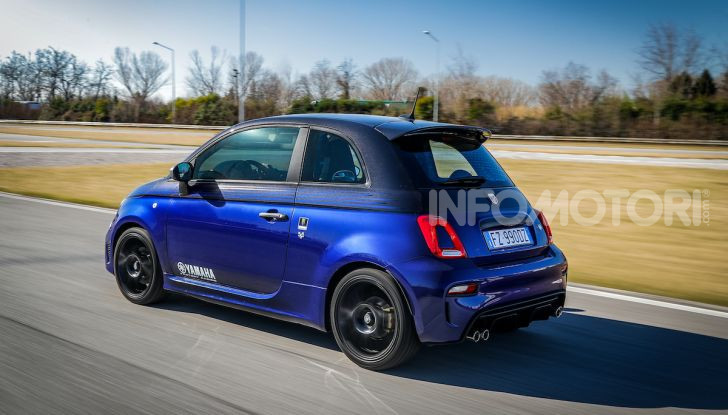 Abarth 595 si fa in due: arrivano le versioni Scorpioneoro e Monster Energy Yamaha - Foto 1 di 16